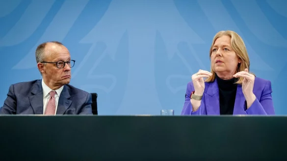 Kanzler Friedrich Merz (CDU) und Arbeitsministerin Bärbel Bas (SPD) haben lange um das Bürgergeld gerungen. - © Kay Nietfeld/dpa