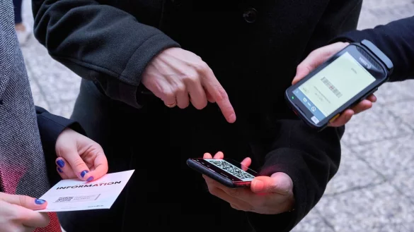 Digitale Tickets lassen sich am einfachsten in Wallet-Apps speichern: So sind sie auch ohne Internet schnell griffbereit. - © Annette Riedl/dpa/dpa-tmn