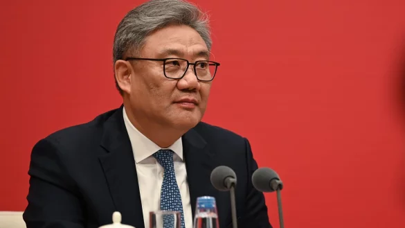 Chinas Handelsminister Wang berief sich auch auf Aussagen Staatschef Xi Jinping. - © Johannes Neudecker/dpa