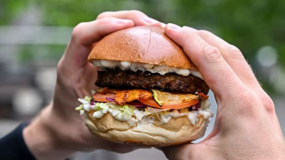 Burger mit einem vegetarischen Patty belegt. (Archivbild) - &copy; Jens Kalaene/dpa