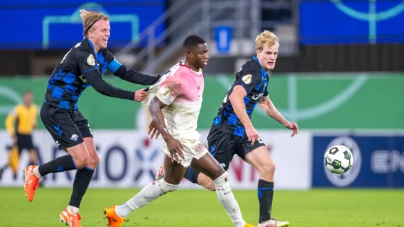 Felix G&ouml;tze (l) sah f&uuml;r diese Aktion die Rote Karte. - &copy; David Inderlied/dpa