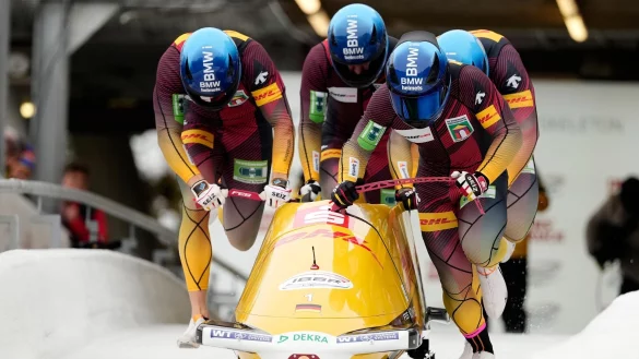 Francesco Friedrich holt im Viererbob mit Tim Becker, Alexander Schueller und Felix Straub den ersten Saisonsieg. - © Matthias Schrader/AP/dpa