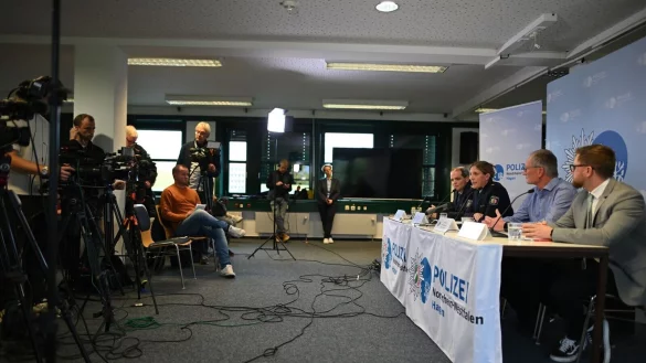 Am Mittwoch konnten die Ermittler Entwarnung geben: Die designierte Bürgermeisterin befindet sich nicht mehr in Lebensgefahr. - © Fabian Strauch/dpa