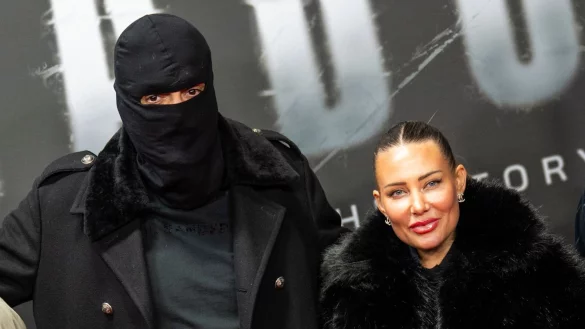 Haftbefehl (b&uuml;rgerlich Aykut Anhan und hier verh&uuml;llt) besucht mit seiner Frau Nina Anhan eine Kinoauff&uuml;hrung der Dokumentation &laquo;Babo - Die Haftbefehl-Story&raquo; in Berlin. (Archivbild) - &copy; Christophe Gateau/dpa