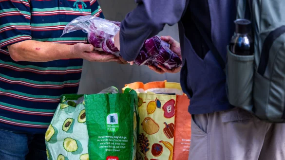 Aktuell suchen nach Angaben der Organisation etwa 1,5 Millionen Menschen regelmäßig die Tafeln auf. (Archivbild) - © Jens Büttner/dpa