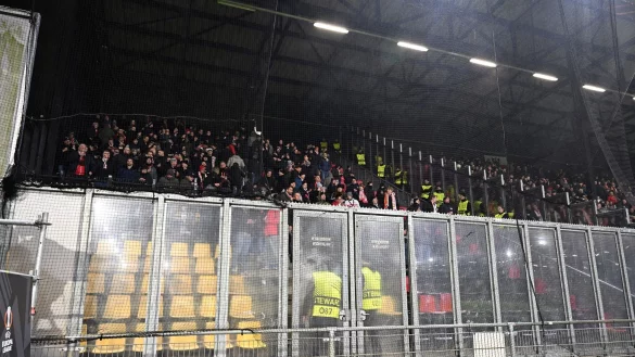 Der Gästeblock war nicht so voll wie geplant. - © Federico Gambarini/dpa