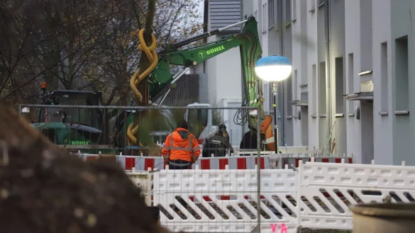 Der Fundort von zwei Weltkriegsbomben in Köln liegt direkt an Wohnhäusern im Stadtteil Köln-Gremberghoven. - © Sascha Thelen/dpa