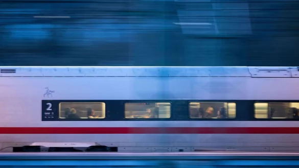 Die Ticketpreise bei der Bahn bleiben nach dem Fahrplanwechsel Mitte Dezember &uuml;berraschend stabil. (Archivbild) - &copy; Marijan Murat/dpa