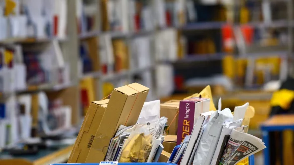 Briefe und P&auml;ckchen liegen in einem Zustellst&uuml;tzpunkt der Post - zuletzt transportierte der Postdienstleister mehr Briefe als gedacht. (Archivbild) - &copy; Klaus-Dietmar Gabbert/dpa