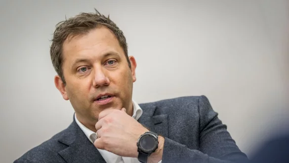 Der Vizekanzler reist als erster Minister der schwarz-roten Bundesregierung nach Peking. (Archivbild) - &copy; Michael Kappeler/dpa