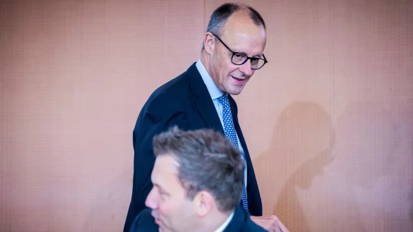 Erst schaltete sich Klingbeil in Debatte ein, dann erkl&auml;rte sich Merz. - &copy; Christoph Soeder/dpa