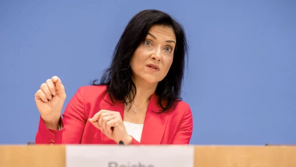 «Deutschland droht zurückzufallen», warnt Wirtschaftsministerin Katherina Reiche. - © Michael Kappeler/dpa