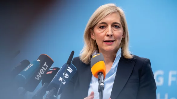 Nach Plänen von Ministerin Warken sollen die Beiträge stabil bleiben können. - © Michael Kappeler/dpa