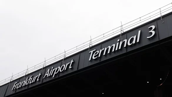 Das neue Passagierterminal an Deutschlands größtem Flughafen soll im April 2026 in Betrieb genommen werden. (Archivbild) - © Lando Hass/dpa