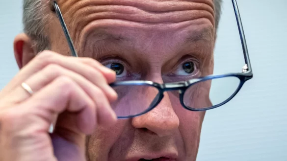 Kanzler Merz warnte in der Fraktionssitzung vor einer Destabilisierung Deutschlands und Europas, wenn die Koalition keine eigene Mehrheit für das Renten-Gesetz zustande bringt. - © Michael Kappeler/dpa