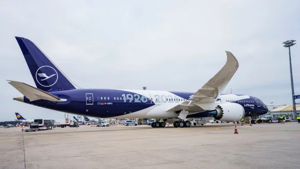 Sechs Flugzeuge will die Lufthansa mit einer Sonderlackierung versehen, die das Kranich-Symbol mit der 100 und den Jahreszahlen 1926 und 2026 verbindet. - &copy; Andreas Arnold/dpa