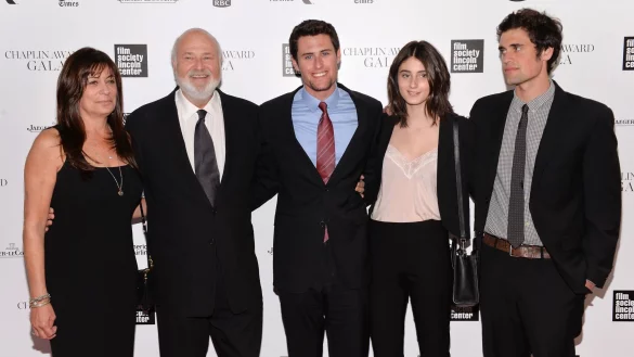 Rob Reiner und Ehefrau Michele (links) sind tot - Nick Reiner (ganz rechts) ist unter Mordverdacht in Haft. (Archivbild) - &copy; Evan Agostini/Invision/AP/dpa