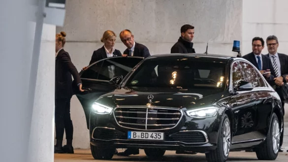 Bundeskanzler Friedrich Merz (CDU) geht zum Koalitionsausschuss. - &copy; Fabian Sommer/dpa