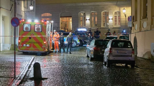 Auch ein Rettungswagen war vor Ort. - © Tizian Gerbing/dpa