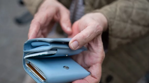 Für die einzelnen Rentnerinnen und Rentner kann es um Hunderte Euro mehr oder weniger gehen. (Symbolbild) - © Alicia Windzio/dpa