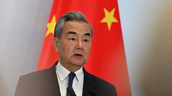 Chinas Au&szlig;enminister Wang Yi hat Vertreter aus Thailand und Kambodscha eingeladen. Durch die Gespr&auml;che soll die Waffenruhe gefestigt werden. (Archivbild) - &copy; Johannes Neudecker/dpa