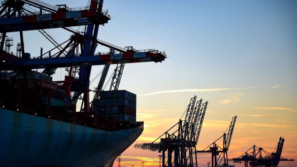 Ökonomen erwarten erst 2026 wieder ein deutliches Wachstum in Deutschland. (Archivbild) - © Axel Heimken/dpa