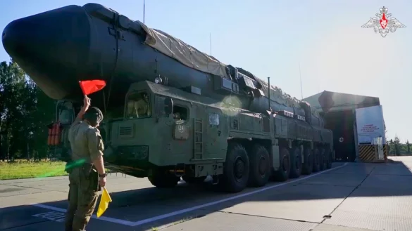 Ein russischer Raketenwerfer des Typs Jars bei einer Übung. (Archivbild) - © Uncredited/Rusian Defense Ministry Press Service/AP/dpa