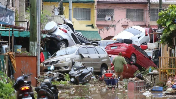 Autos wurden durch den Taifun &uuml;bereinandergestapelt. - &copy; Jacqueline Hernandez/AP/dpa