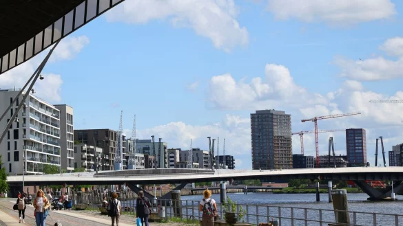 Laut einer Umfrage sind Menschen in Hamburg am zufriedensten. (Symbolbild) - © Christian Charisius/dpa