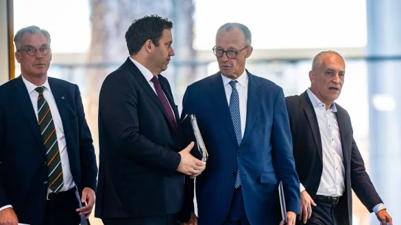 Die Stahlindustrie ist laut Bundeskanzler Merz in einer &laquo;existenzbedrohenden Krise&raquo;. Bei einem &laquo;Stahlgipfel&raquo; im Kanzleramt ging es um Gegenma&szlig;nahmen. - &copy; Michael Kappeler/dpa