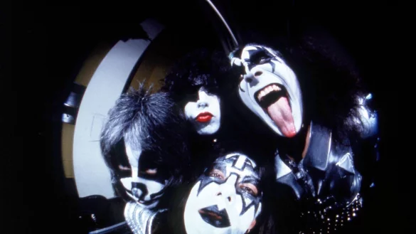 Kiss machte mit wildem Make-up, spektakulären Kostümen und theatralischen Live-Shows Furore. (Archivbild) - © Richard Drew/AP/dpa