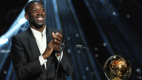 Demb&eacute;l&eacute; steht in der Reisegruppe. (Archivbild) - &copy; Thibault Camus/AP/dpa