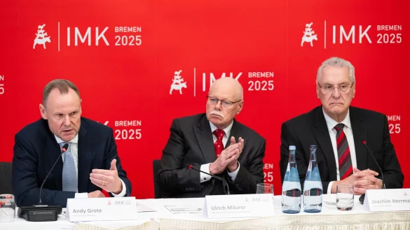 Für den Gastgeber, Bremens langjährigen Innensenator Ulrich Mäurer (SPD), war es die letzte Innenministerkonferenz. - © Sina Schuldt/dpa