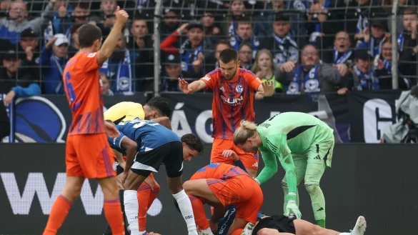 Grodowski liegt auf dem Rasen. - &copy; Friso Gentsch/dpa