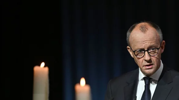 Merz kam zum Gedenken nach Magdeburg. - &copy; Hendrik Schmidt/dpa