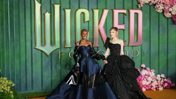 Cynthia Erivo, links, eilte Ariana Grande bei dem Vorfall in Singapur zu Hilfe. (Archivbild) - &copy; Scott A Garfitt/Invision/AP/dpa