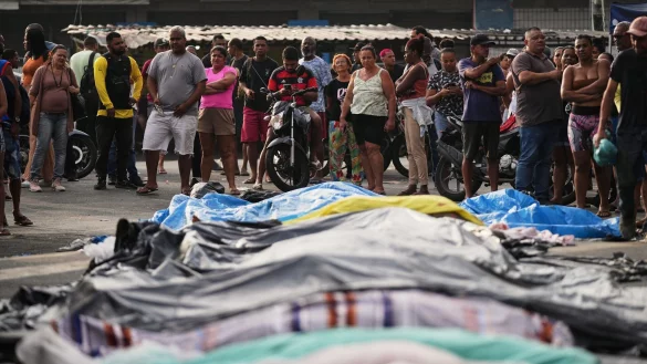 Bewohner der Favela Penha legen Leichen auf der Hauptstra&szlig;e des Viertels ab. - &copy; Silvia Izquierdo/AP/dpa