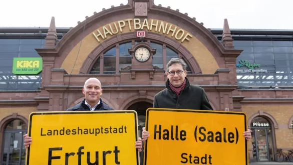 Erfurts Oberb&uuml;rgermeister Andreas Horn (CDU) und Halles OB Alexander Vogt (parteilos) werben f&uuml;r ihre St&auml;dte. - &copy; Michael Reichel/dpa