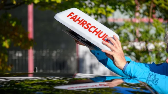 Die Fahrschulausbildung soll vereinfacht und günstiger werden. (Archivbild) - © Klaus-Dietmar Gabbert/dpa