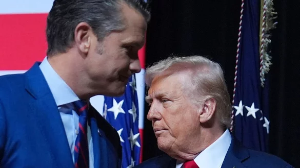 Pentagon-Chef Hegseth (l) ordnete den Berichten zufolge an, «alle zu töten». (Archivbild) - © Evan Vucci/AP/dpa