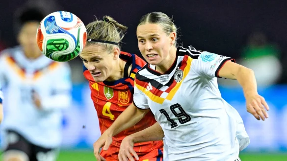 Glänzte, traf aber das Tor nicht: Klara Bühl (r). - © Uwe Anspach/dpa