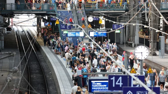 &Uuml;ber das lange Wochenende m&uuml;ssen sich Reisende auf volle Z&uuml;ge einstellen. (Archivbild) - &copy; Bodo Marks/dpa