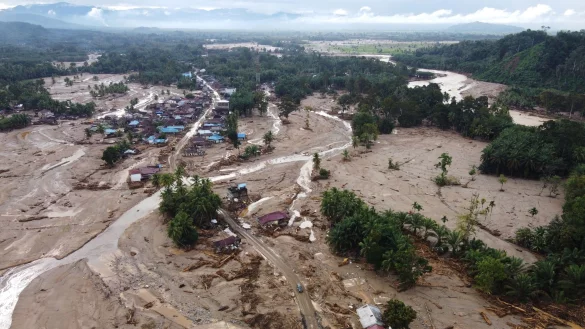 Schlammlawinen waren durch ganze Dörfer gefegt. - © Binsar Bakkara/AP/dpa