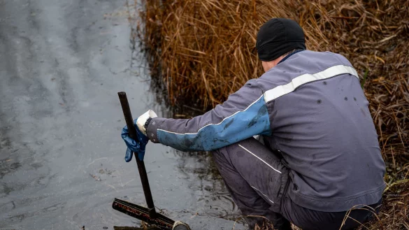 Aufr&auml;umen nach dem Ungl&uuml;ck: Arbeiter bei Gramzow. - &copy; Fabian Sommer/dpa