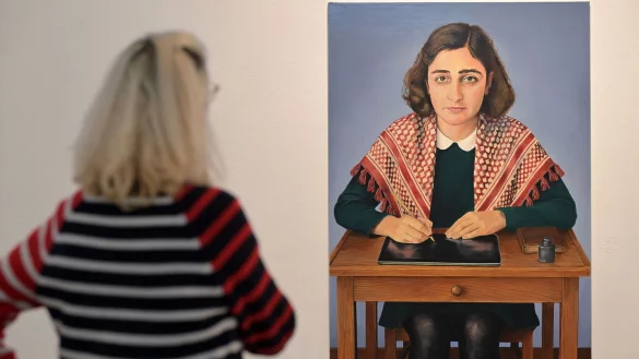 Eine Ausstellung im Potsdamer Museum Fluxus+ zeigt Anne Frank mit Kufiya - auch Pal&auml;stinensertuch genannt - und sorgt f&uuml;r Kritik. - &copy; Michael Bahlo/dpa