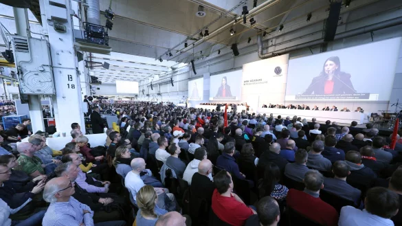 Die Betriebsratsvorsitzende Daniela Cavallo berichtete vor Tausenden Beschäftigten in Halle 11 über die Stimmung in der Belegschaft. - © Kevin Nobs/VW-Betriebsrat/dpa