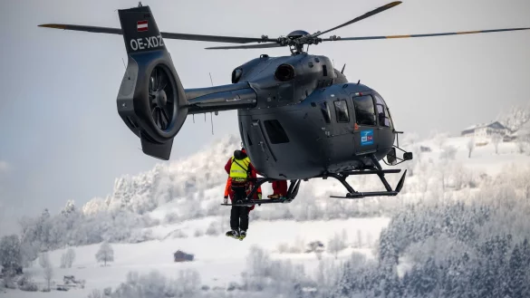 Der Oberbayer wurde nach dem t&ouml;dlichen Sturz auf der roten Piste von Einsatzkr&auml;ften geborgen. (Symbolbild) - &copy; Liebl Daniel/Tiroler Tageszeitung/dpa
