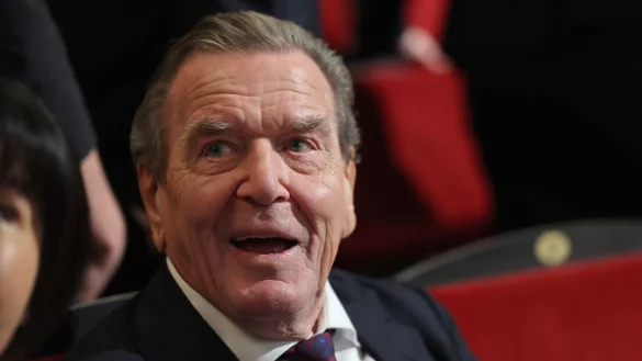 Ex-Kanzler Gerhard Schr&ouml;der wird im Untersuchungsausschuss des Schweriner Landtags zur Erdgasleitung Nord Stream 2 als Zeuge befragt. (Archivbild) - &copy; Jens B&uuml;ttner/dpa POOL/dpa