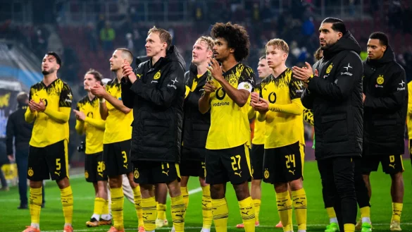 Hauptsache gewonnen: Dortmunds Spieler nach dem 1:0 in Augsburg vor ihren mitgereisten Fans. - &copy; Tom Weller/dpa