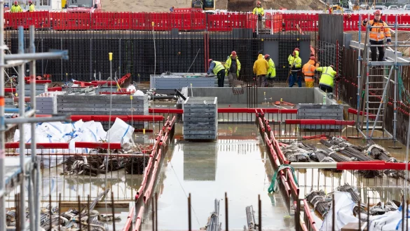 Gro&szlig;auftr&auml;ge bringen das Baugewerbe voran. - &copy; Ulrich Perrey/dpa